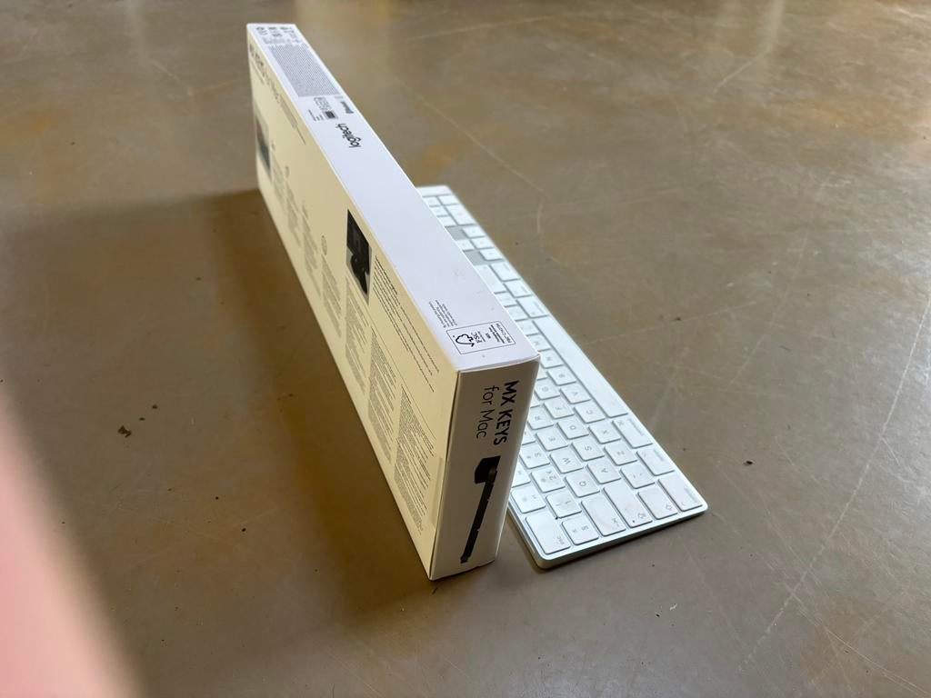 2x Toetsenbord voor Mac: Apple Magic Keyboard & Logitech MX, Computers en Software, Multimediatoetsen, Nieuw, Ophalen of Verzenden