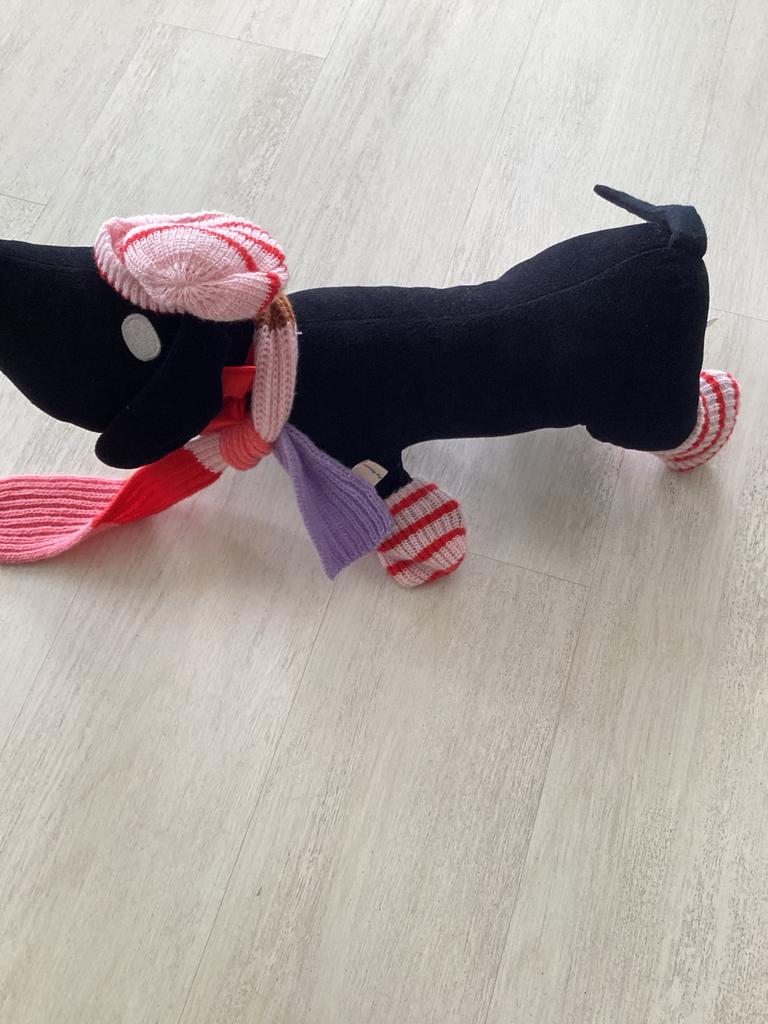 Takki de Teckel Knuffel met Winterkleding, Zo goed als nieuw, Hond, Ophalen of Verzenden, Meerkleurig