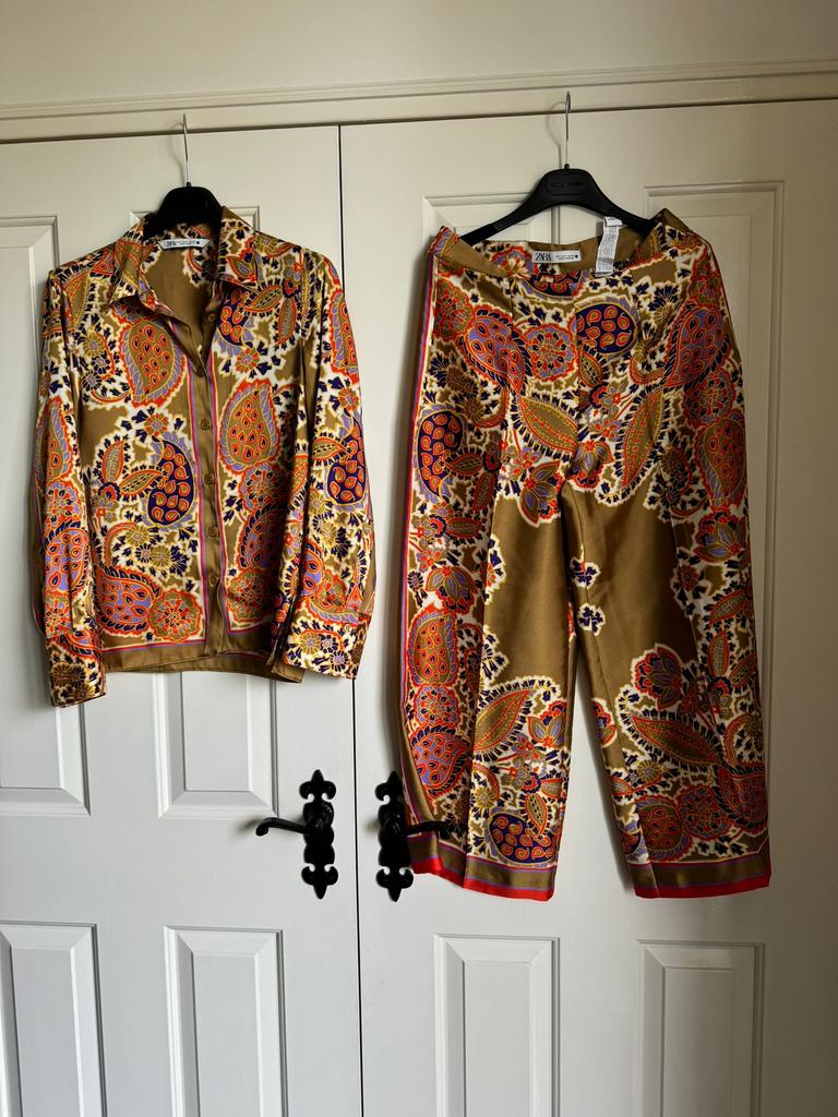 ZARA - Prachtig goud met Paisley print Set - Blouse | S, Kleding | Dames, Jasjes, Kostuums en Pakken, Ophalen of Verzenden, Zo goed als nieuw