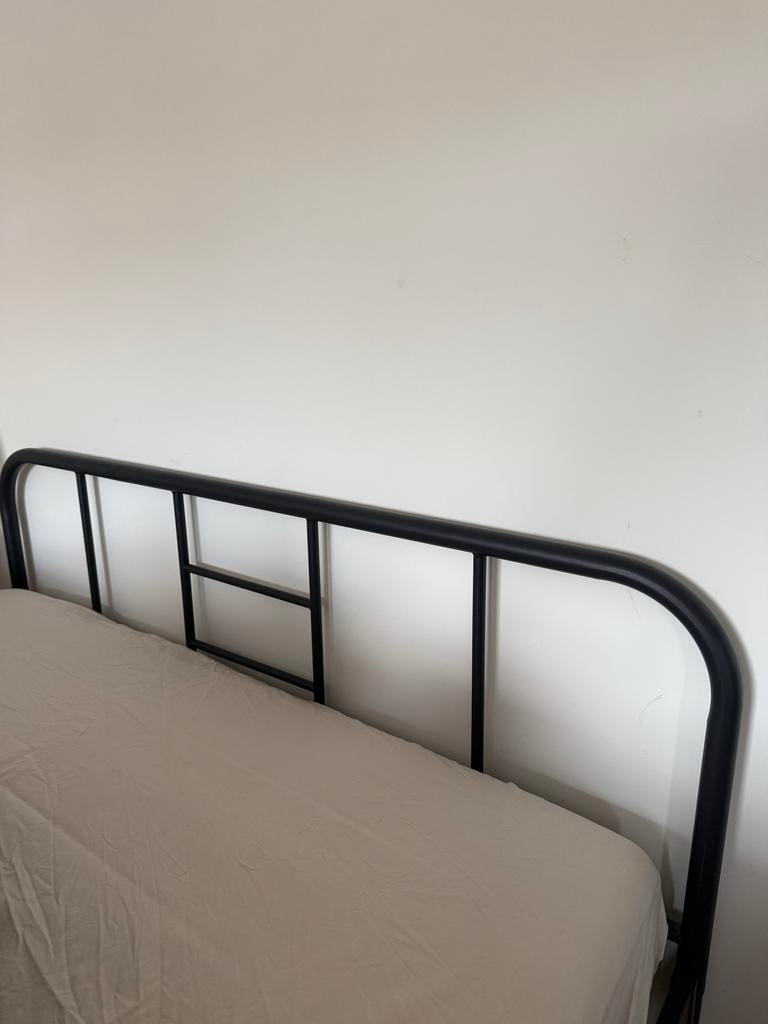 IKEA VESTERÖY matras (140x200) met zwart metalen bedframe, Ophalen, Zwart, Tweepersoons, 140 cm