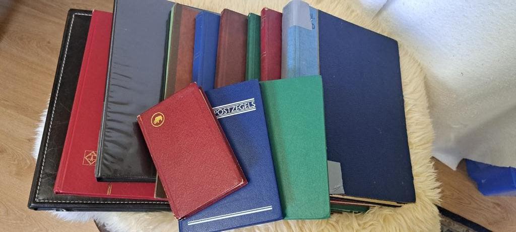 Doos met 12 postzegelalbums zeer goed gevuld en 1 album FDC, Ophalen of Verzenden, Buitenland