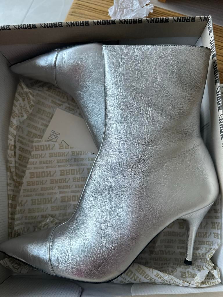 Bronx zilveren leren laarzen maat 40, Kleding | Dames, Schoenen, Ophalen of Verzenden, Gedragen, Overige kleuren, Lage of Enkellaarzen