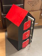 Houten speelgoedhuisje rode deurtjes grachtenpand magazijn, Ophalen, Gebruikt