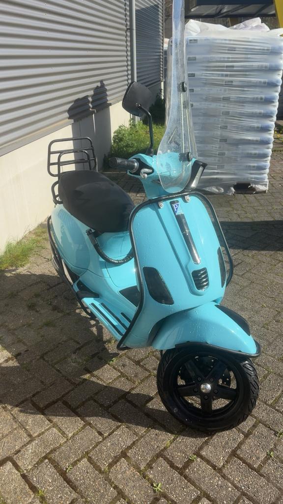 Vespa s 50cc tiffany blue, Fietsen en Brommers, Scooters | Vespa, Zo goed als nieuw, Benzine, Ophalen
