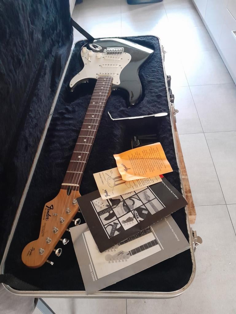 Mooie zwarte Fender elektrische gitaar met koffer, Muziek en Instrumenten, Snaarinstrumenten | Gitaren | Elektrisch, Ophalen of Verzenden