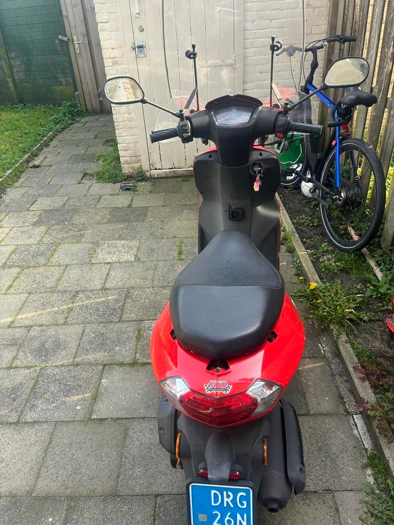 Peugeot Kisbee Scooter - Rood, Goede Staat, Gebruikt, Overige modellen, Maximaal 45 km/u, Ophalen of Verzenden