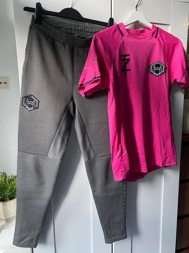 Touzani Voetbal trainingsset: roze shirt en grijze broek, Ophalen of Verzenden, Roze, Voetbal, Gedragen