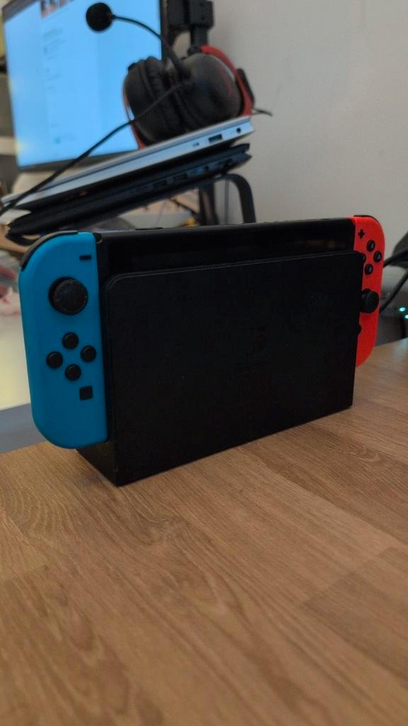 Nintendo switch + Accessoires & spellen, Spelcomputers en Games, Spelcomputers | Nintendo Consoles | Accessoires, Zo goed als nieuw