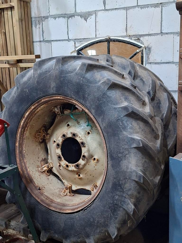 Set banden met velg 16.9 R 34, Zakelijke goederen, Agrarisch | Onderdelen | Banden, Velgen en Assen, Ophalen