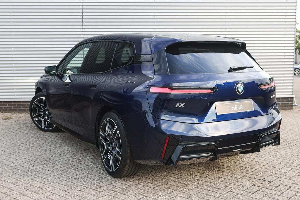 BMW iX xDrive45 M Sport / Panoramadak / Trekhaak / Soft-Clos, Auto's, BMW, Automaat, Sound system, Zwart, Blauw