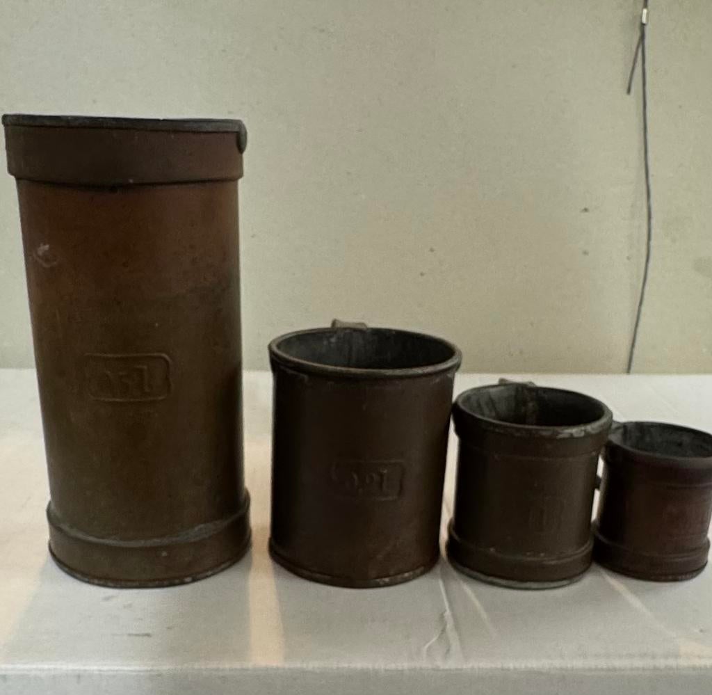 Vier antiek koperen maatbekers met loden ijkmerken, Ophalen of Verzenden