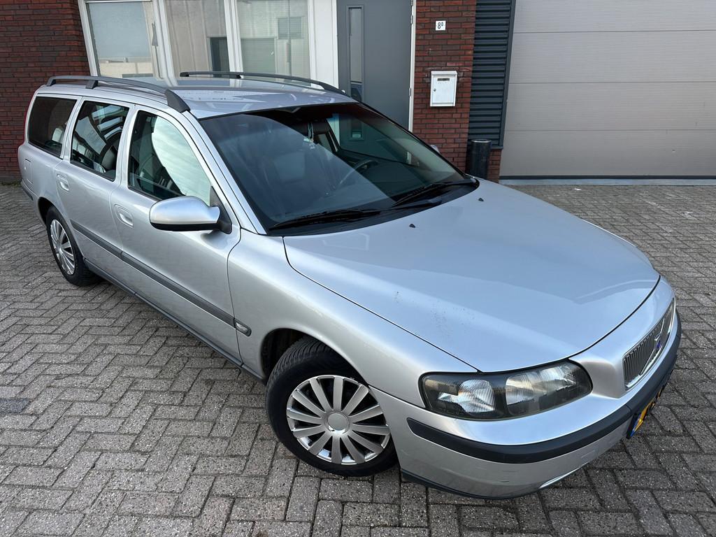 Volvo V70 2.4 / Leder / Airco / MF Stuur, Voorwielaandrijving, Met garantie (alle), Leder en Stof, 170 pk