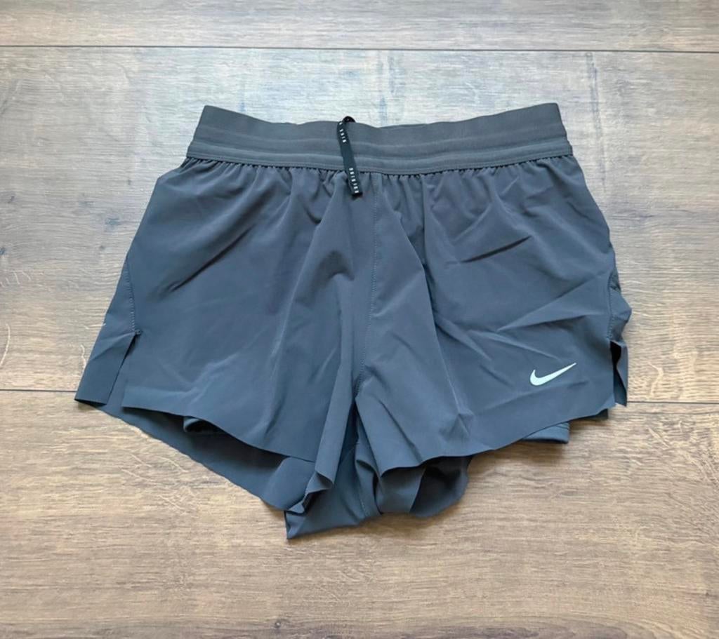 Nike Swift 2-in-1 hardloopshort XS, Kleding | Dames, Sportkleding, Nieuw, Ophalen of Verzenden, Hardlopen of Fietsen, Maat 34 (XS) of kleiner