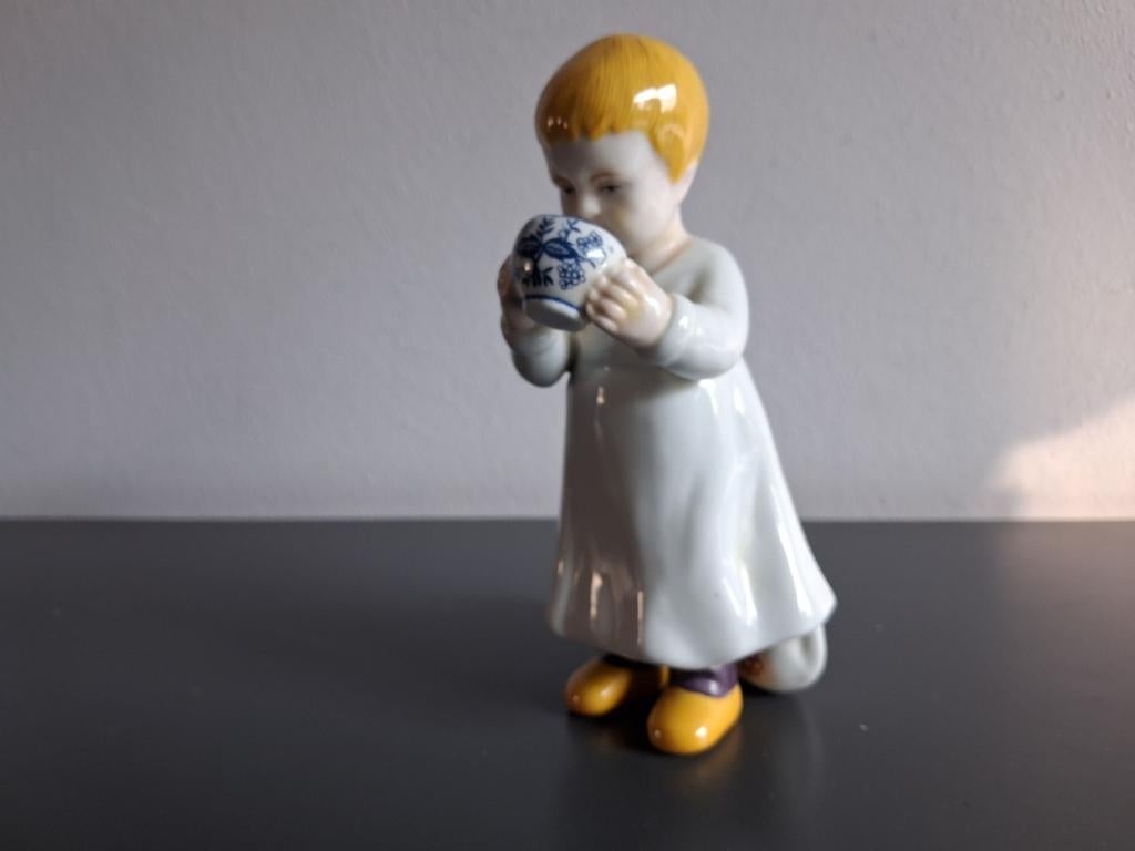 Meisje met melk, lijkt Meissen hentschel porselein beeldje, Ophalen of Verzenden, Zo goed als nieuw, Mens