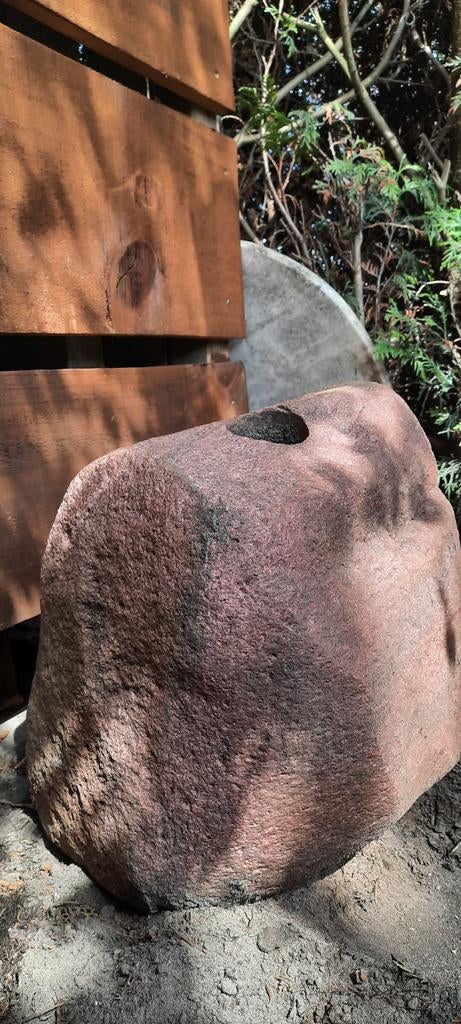 Grote zwerfkei met gat voor fontein of waterornament, Tuin en Terras, Waterpartijen en Fonteinen, Ophalen, Zo goed als nieuw, Hardsteen