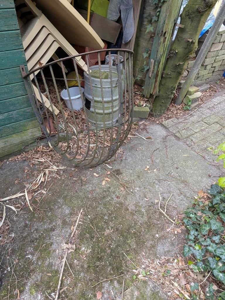 Antieke ijzeren paardenruif, Ophalen