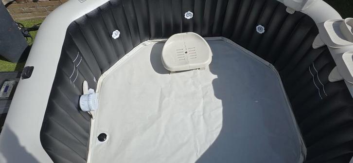 Opblaasbare jacuzzi compleet, Tuin en Terras, Bubbelbaden en Hottubs, Zo goed als nieuw, Opblaasbaar, Afdekzeil, Grondzeil, Filter