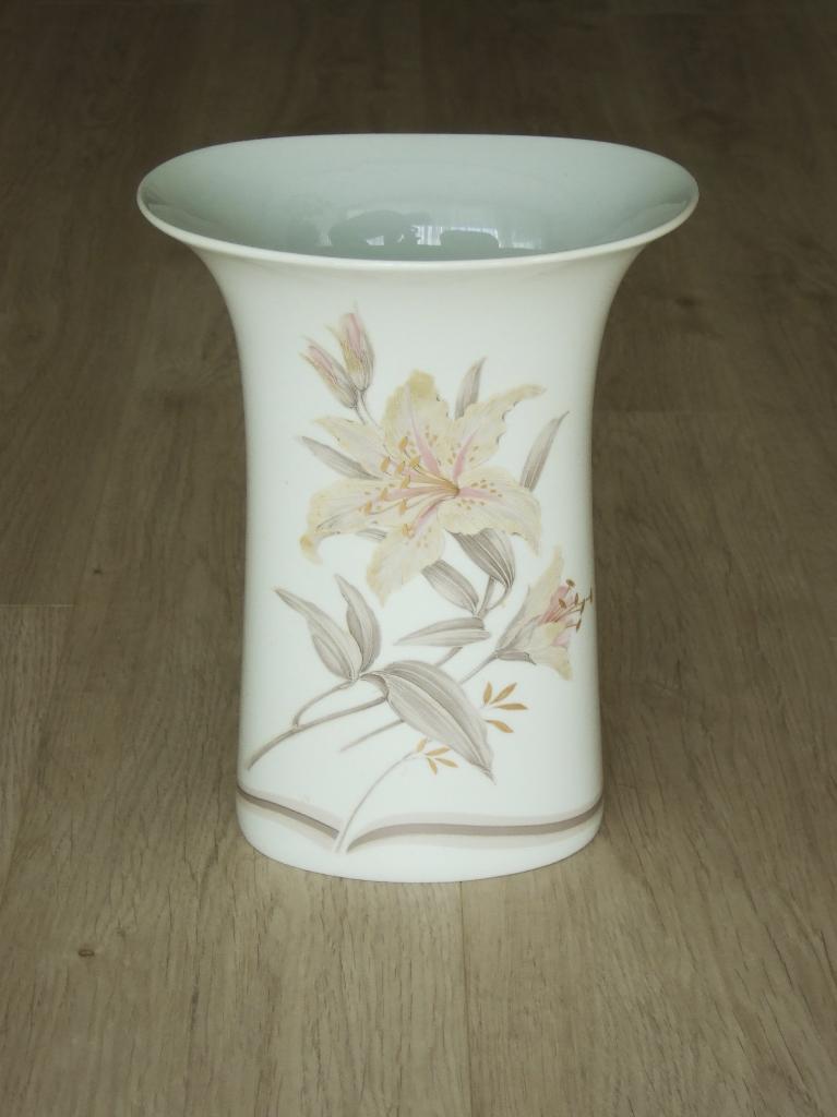 vaas mooi vintage ovaal beschilderd porselein Kaiser W Germ, Overige kleuren, Aardewerk of Porselein, Ophalen of Verzenden, Zo goed als nieuw