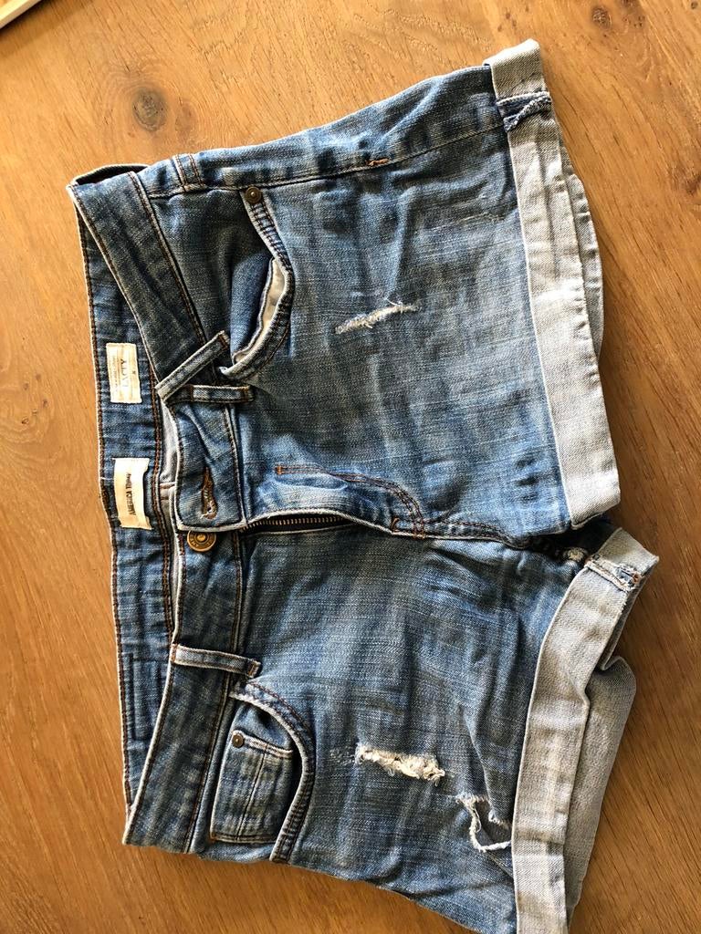 2 korte spijkerbroeken maat M, Kleding | Dames, Spijkerbroeken en Jeans, Ophalen of Verzenden, Zo goed als nieuw, Blauw, Overige jeansmaten