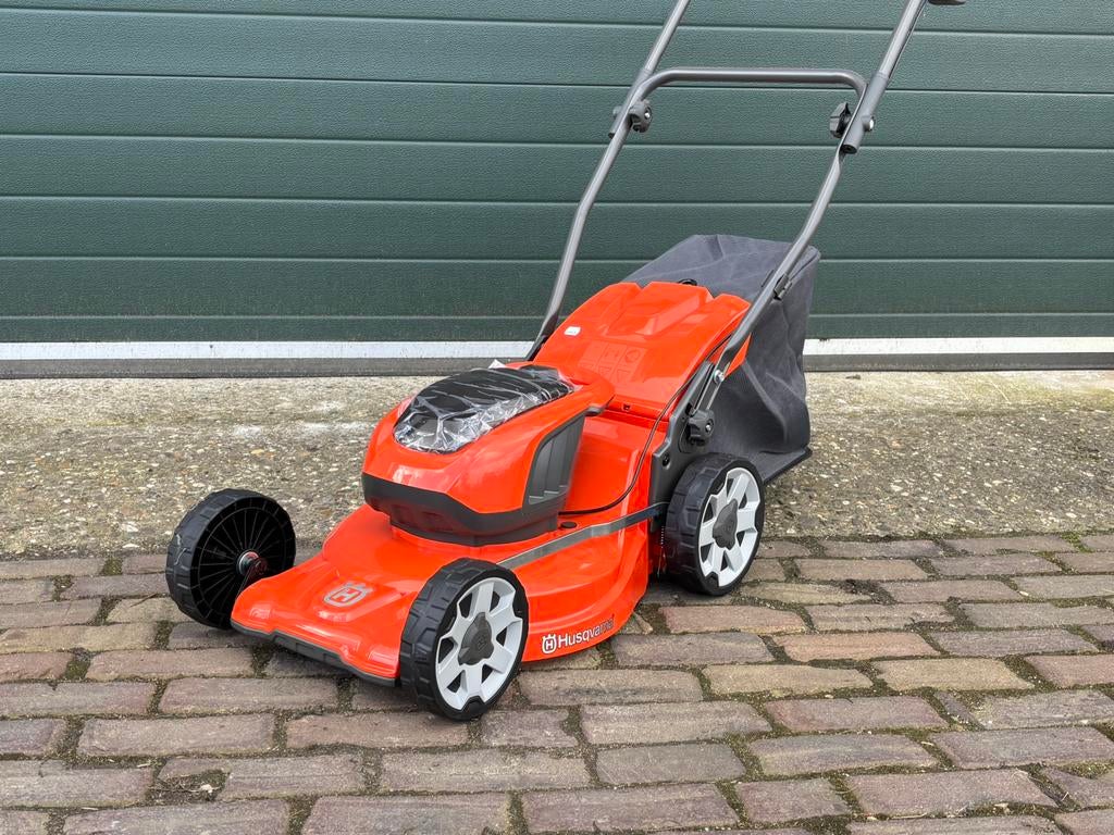 Husqvarna LC 137i accu Grasmaaier incl accu & lader *NIEUW*, Tuin en Terras, Ophalen, Nieuw, 30 t/m 39 cm, Accu-grasmaaier