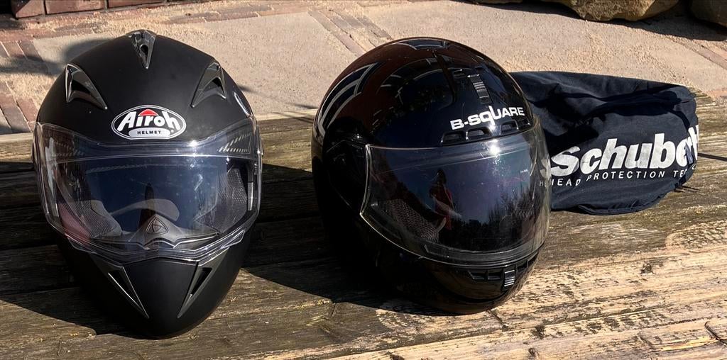 2 motorhelmen: Airoh (goede ventilatie) en B-square, Motoren, Kleding | Motorhelmen, Ophalen of Verzenden, Tweedehands, Integraalhelm