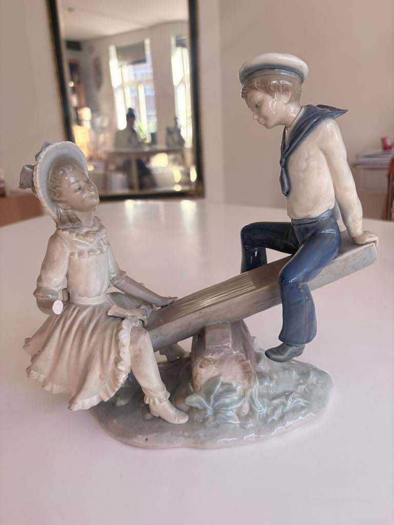 Lladro beeldje van kinderen op een wip, Ophalen of Verzenden