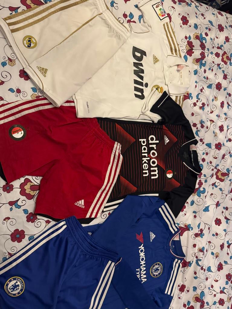 Adidas tenues Feyenoord, Chelsea en Real Madrid, Maat S, Ophalen of Verzenden, Gebruikt, Set