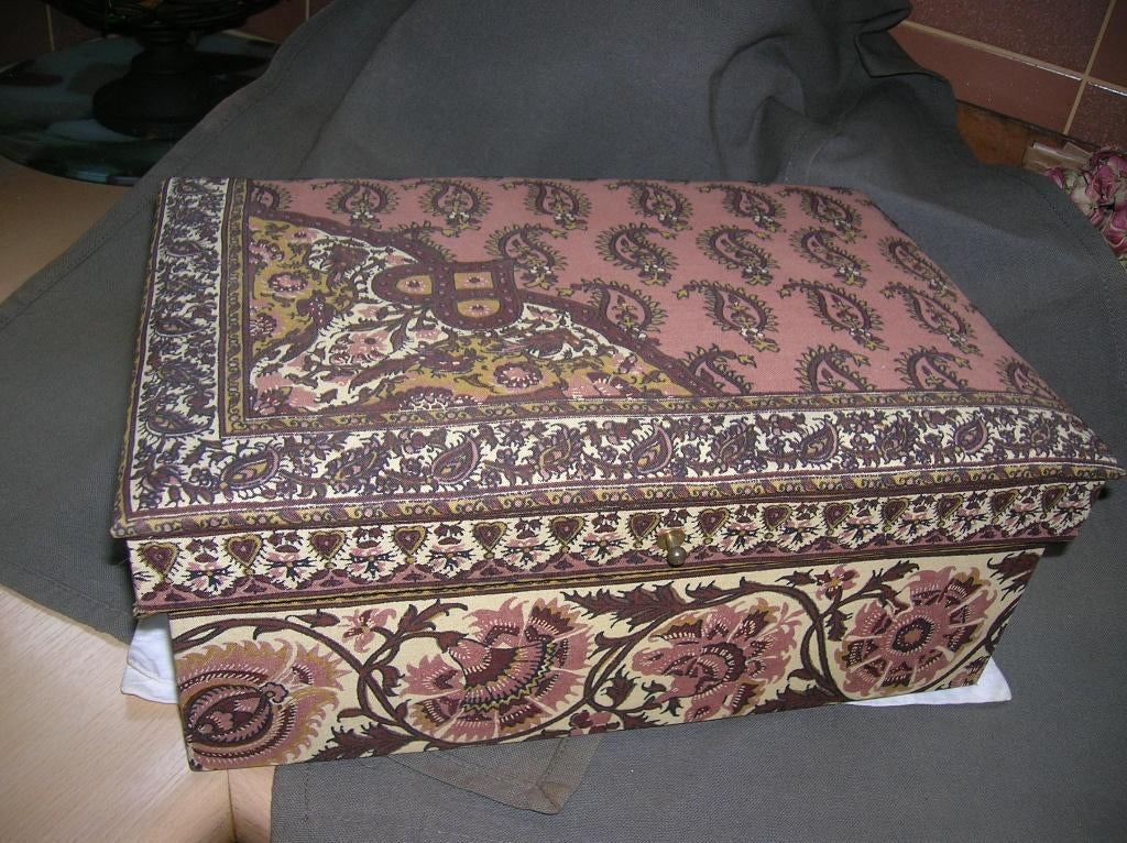 grote stoffen doos met inzet bakje 32,5 x 22 cm. goede staat, Ophalen of Verzenden