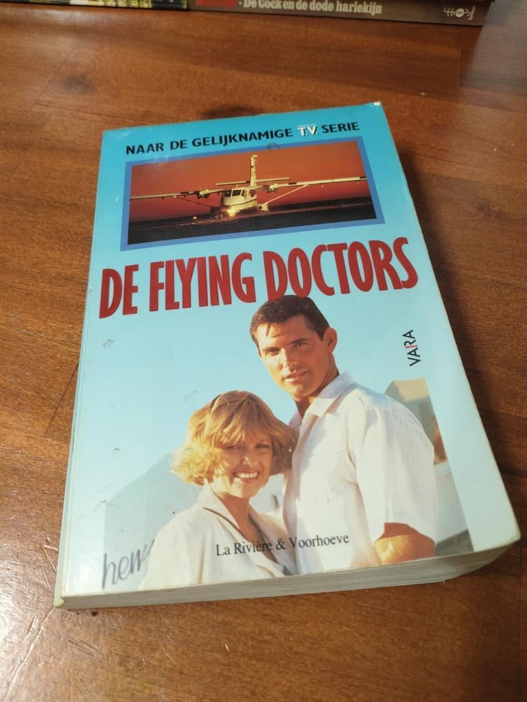 De Flying Doctors - Boek gebaseerd op de tv-serie, Ophalen of Verzenden, Gelezen, Onbekend, Nederland