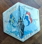 Tegel "Holland in Nood" 1945, Ophalen of Verzenden, Overige soorten, Nederland, Miniatuur of Beeldje