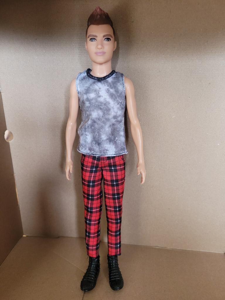 Mannelijke Barbie pop met geruite broek, Ophalen of Verzenden