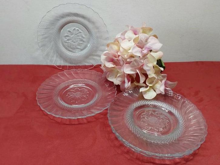 Ouderwets glazen gebaksbordje,  10 beschikbaar, Huis en Inrichting, Keuken | Servies, Gebruikt, Overige stijlen, Glas, Ophalen of Verzenden