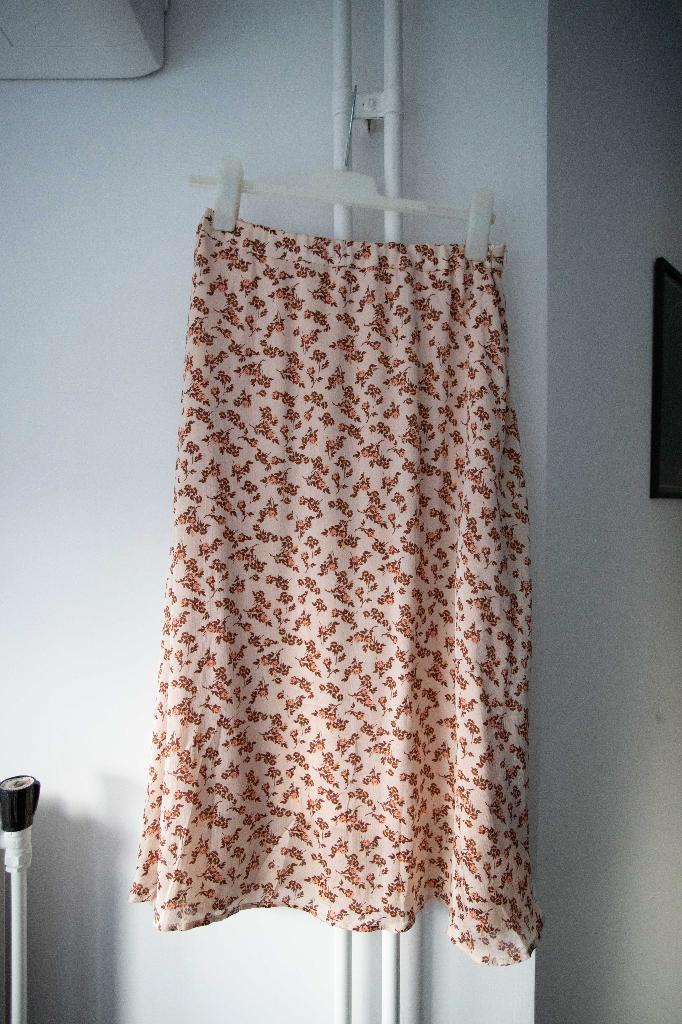 Beige midi rok met bloemenpatroon Aaiko maat XL, Kleding | Dames, Rokken, Zo goed als nieuw, Maat 46/48 (XL) of groter, Beige