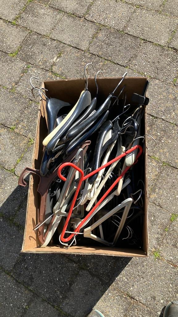 GRATIS KLEERHANGERS! Een doos vol! KONINGSDAG MARKT?, Ophalen