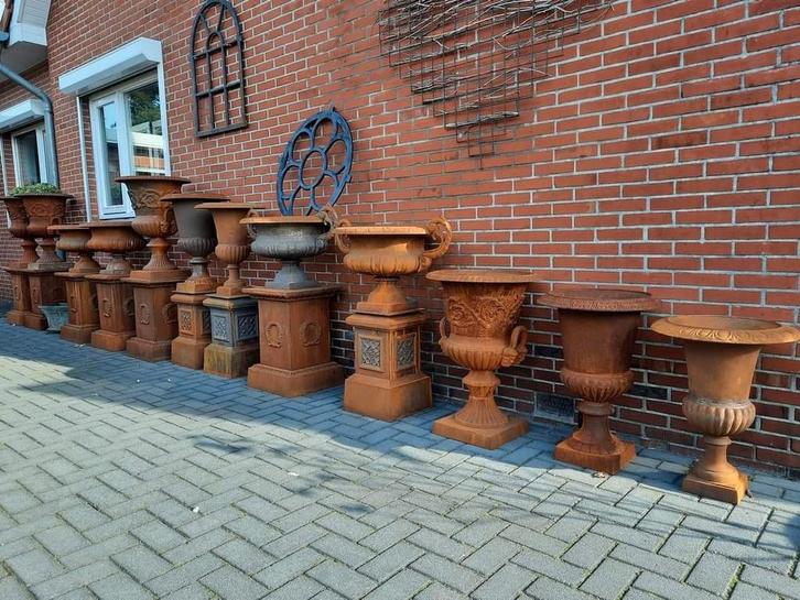 Gietijzeren tuinvazen tuinvaas bloempot bloembak op sokkel, Tuin en Terras, Tuinvazen, Nieuw, Ophalen of Verzenden