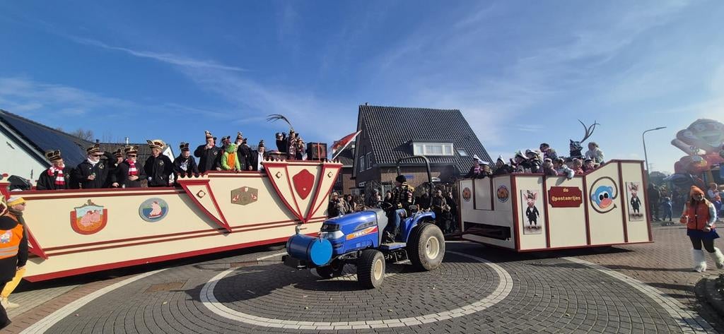 Carnavalswagen met verhogingen, 8m lang, 2.25m breed, Ophalen of Verzenden