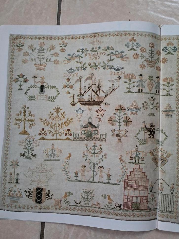 Borduurpatroon Merklap 1782 met stadswapen van Amsterdam, Hobby en Vrije tijd, Borduren en Borduurmachines, Patroon, Ophalen of Verzenden