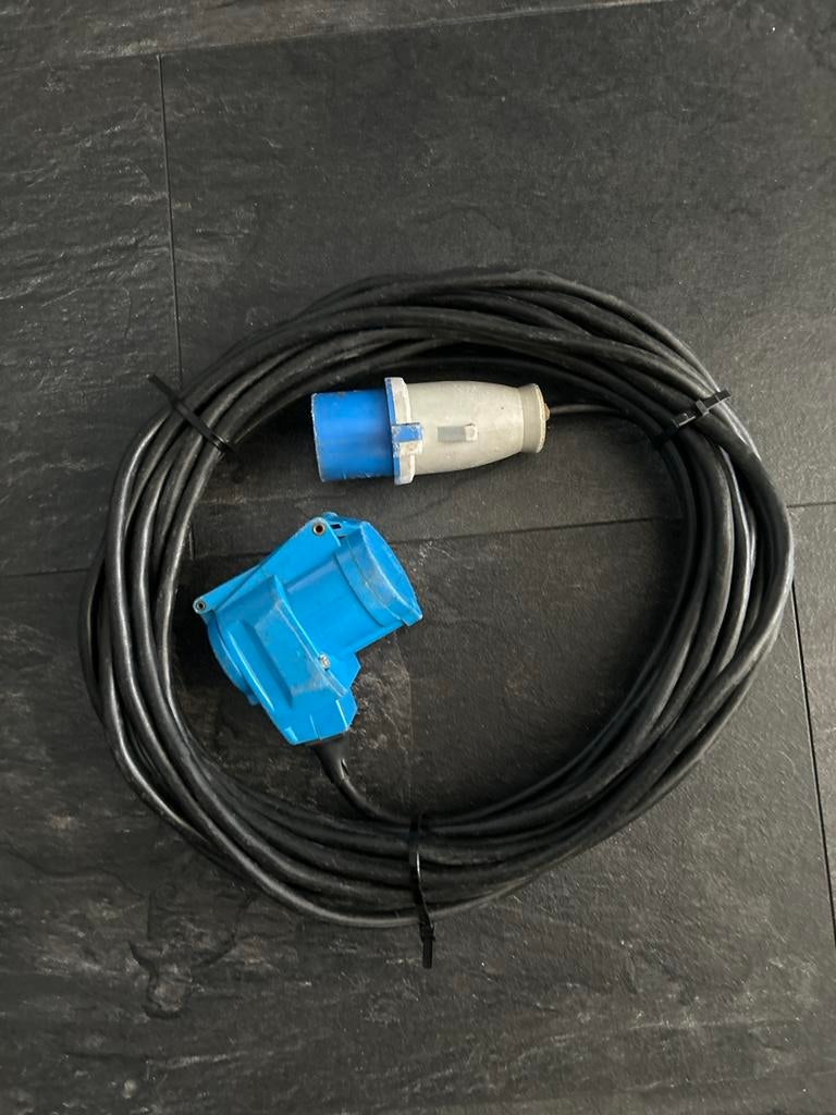 15 meter CEE verlengkabel met haakse stekker en 230V uitgang, Caravans en Kamperen, Ophalen, Gebruikt