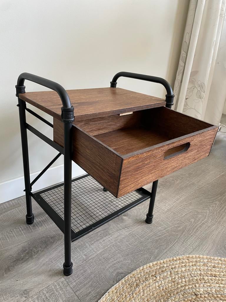 Industriële bijzettafel met lade - Hout en metaal, Huis en Inrichting, Tafels | Bijzettafels, 45 tot 60 cm, Minder dan 55 cm, Gebruikt