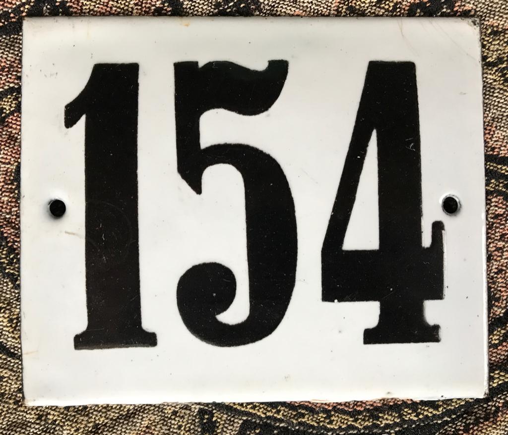 oud bol en zwart-wit emaille huisnummer ; 154., Antiek en Kunst, Ophalen of Verzenden