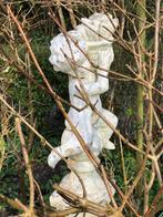 Prachtig doorleefd tuinbeeld putti op sokkel, Ophalen, Gebruikt, Steen, Engelenbeeld