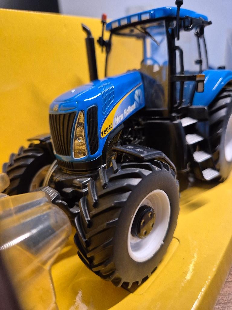 NEW HOLLAND T8040, Hobby en Vrije tijd, Modelauto's | 1:32, Ophalen of Verzenden, Zo goed als nieuw, Tractor of Landbouw, Britains