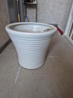 Twee witte plantenbakjes, Tuin en Terras, Rond, Ophalen of Verzenden, Aardewerk, Minder dan 40 cm