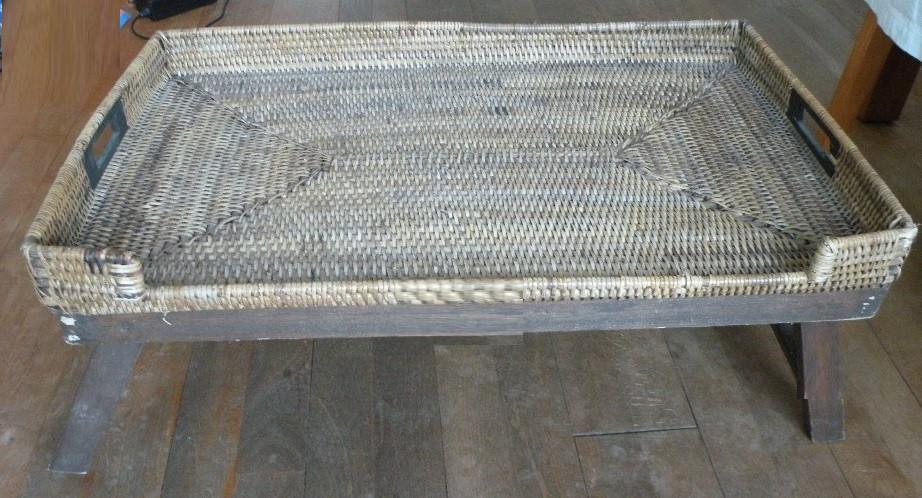 Bijzettafeltje, bedtafeltje met inklapbare pootjes. Rattan., Ophalen of Verzenden, Zo goed als nieuw, Rechthoekig, Overige materialen