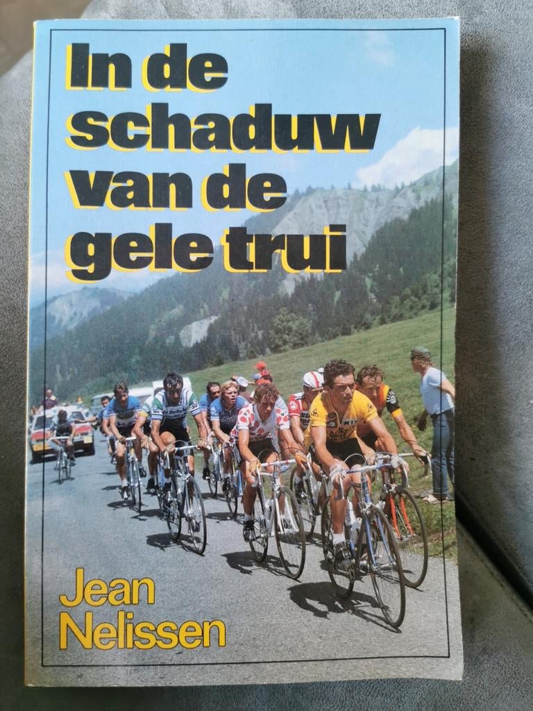In de schaduw van de gele trui - Jean Nelissen, Boeken, Ophalen of Verzenden, Gelezen, Jean Nelissen, Lopen en Fietsen