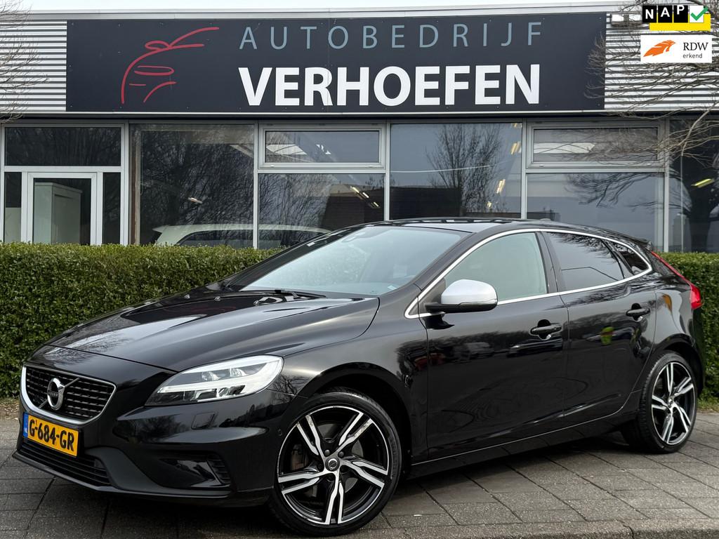 Volvo V40 1.5 T3 Polar+ Sport - AUTOMAAT - PANODAK - ZWART L, 4 cilinders, 700 kg, Zwart, Bedrijf