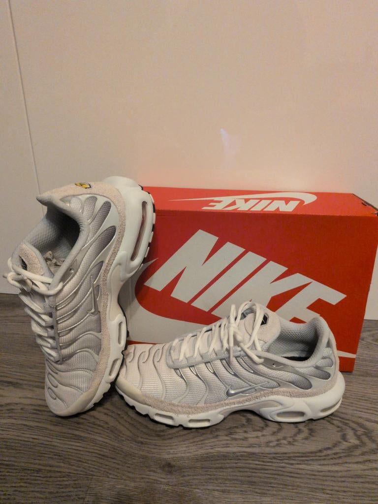 Nike Air Max Plus TN White Suede Nieuw Size 44, Wit, Nike, Nieuw, Ophalen of Verzenden