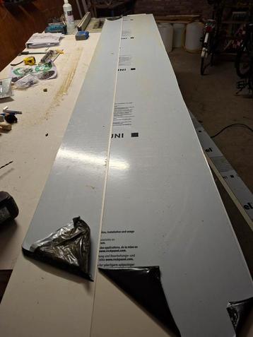 Rockpanel stroken 9001 en 9010 beschikbaar voor biedingen