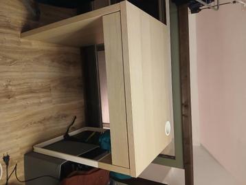 Bureau Ikea hout-look beschikbaar voor biedingen