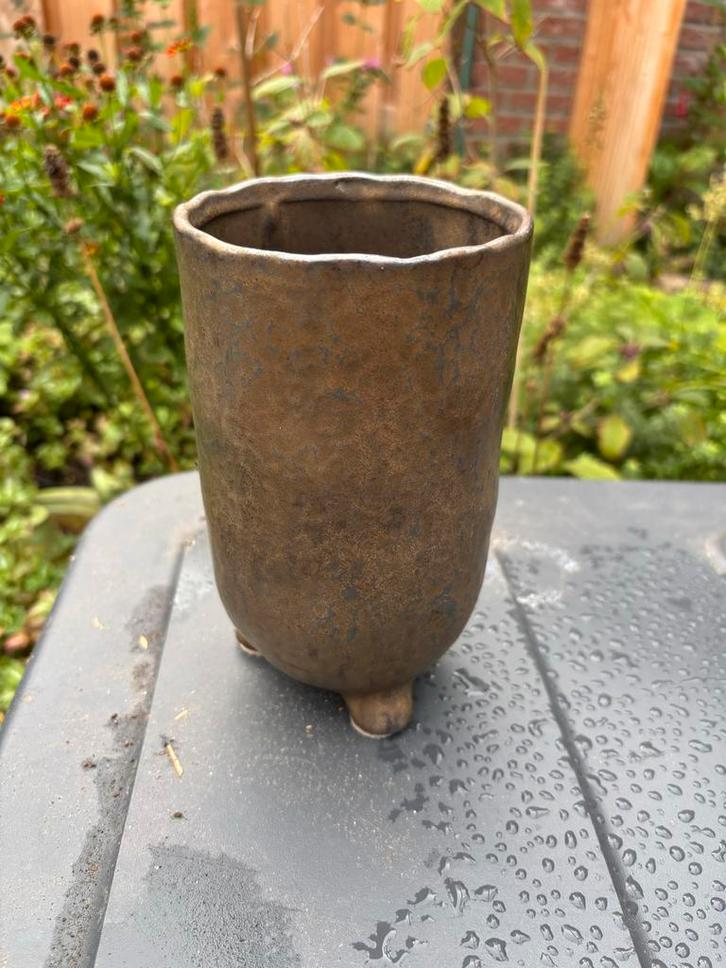 Mooie Aardewerk Vaasje met Voetjes, Tuin en Terras, Bloempotten, Zo goed als nieuw, Aardewerk, Binnen, Minder dan 40 cm, Minder dan 25 cm